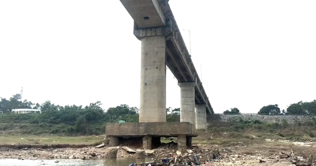 Nước cạn phơi lộ cọc khoan nhồi tại nhiều trụ cầu