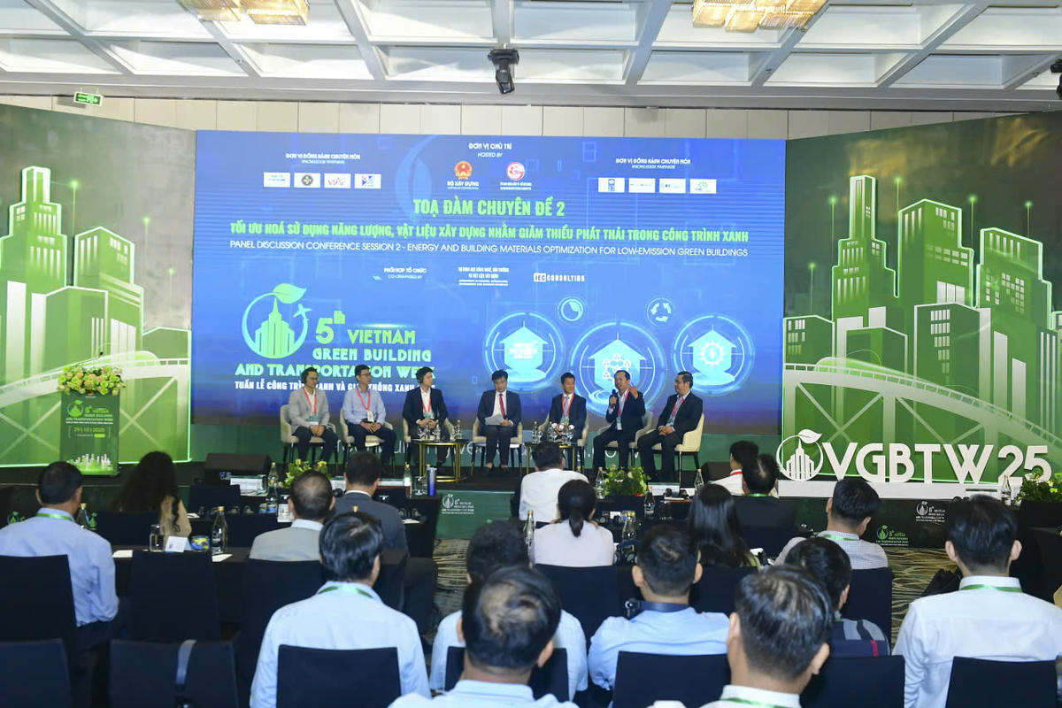 Các đại biểu tham gia toạ đàm về giao thông xanh. Ảnh: Đ.X.