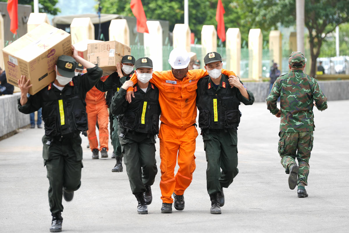 Tình huống lực lượng Công an tham gia cứu người mắc kẹt do cháy lớn. Ảnh: C.T.
