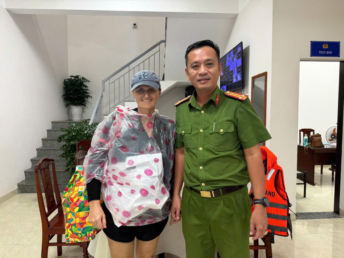 Du khách nước ngoài cảm ơn lực lượng Công an phường Hội An Đông giải cứu. Ảnh: CV.