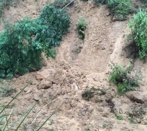 Tuyến đường tỉnh lộ 622b bị sạt lở nghiêm trọng. Ảnh: CV.