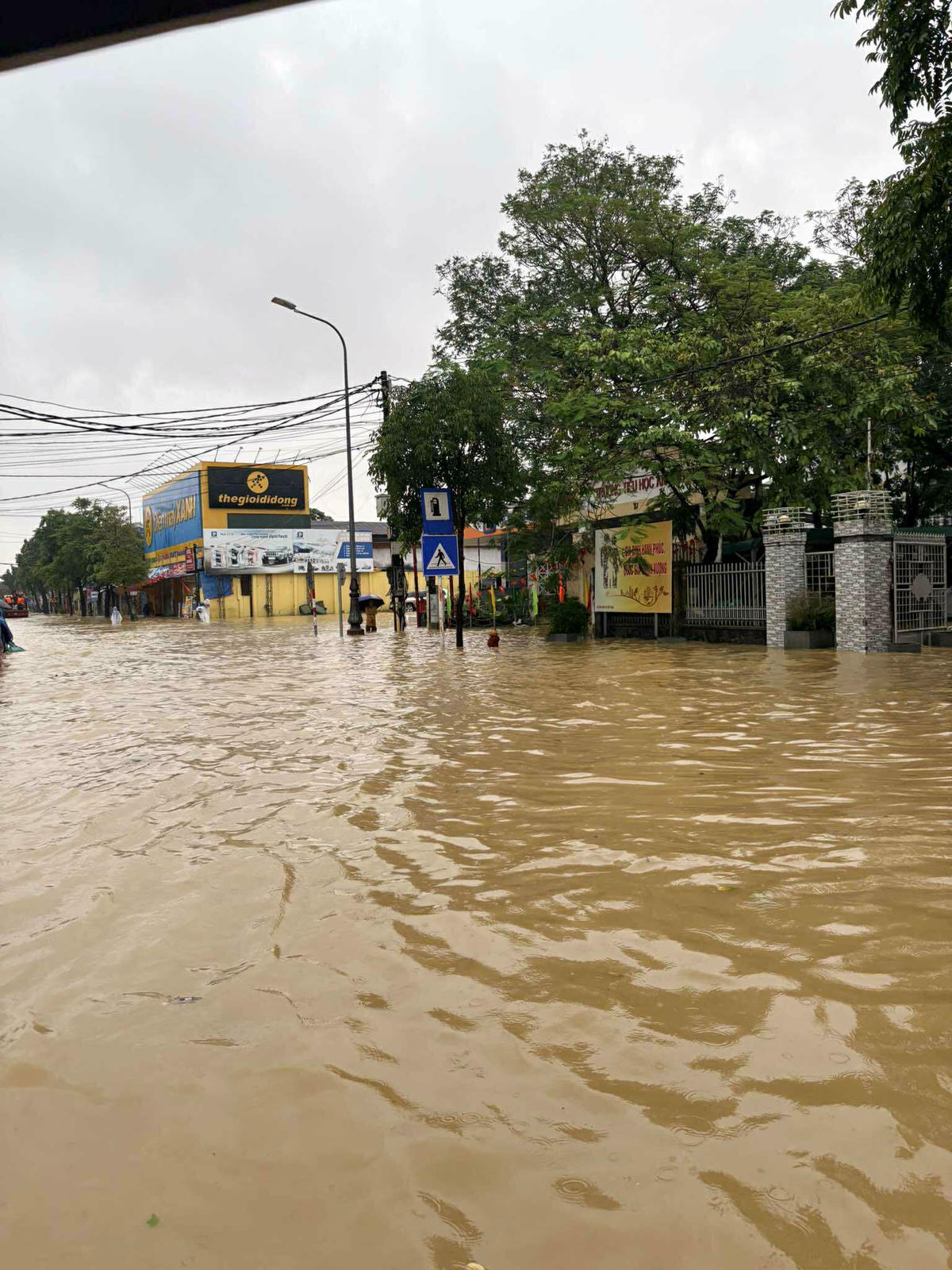 Mưa ngập ở Huế. Ảnh: Mai Trinh.