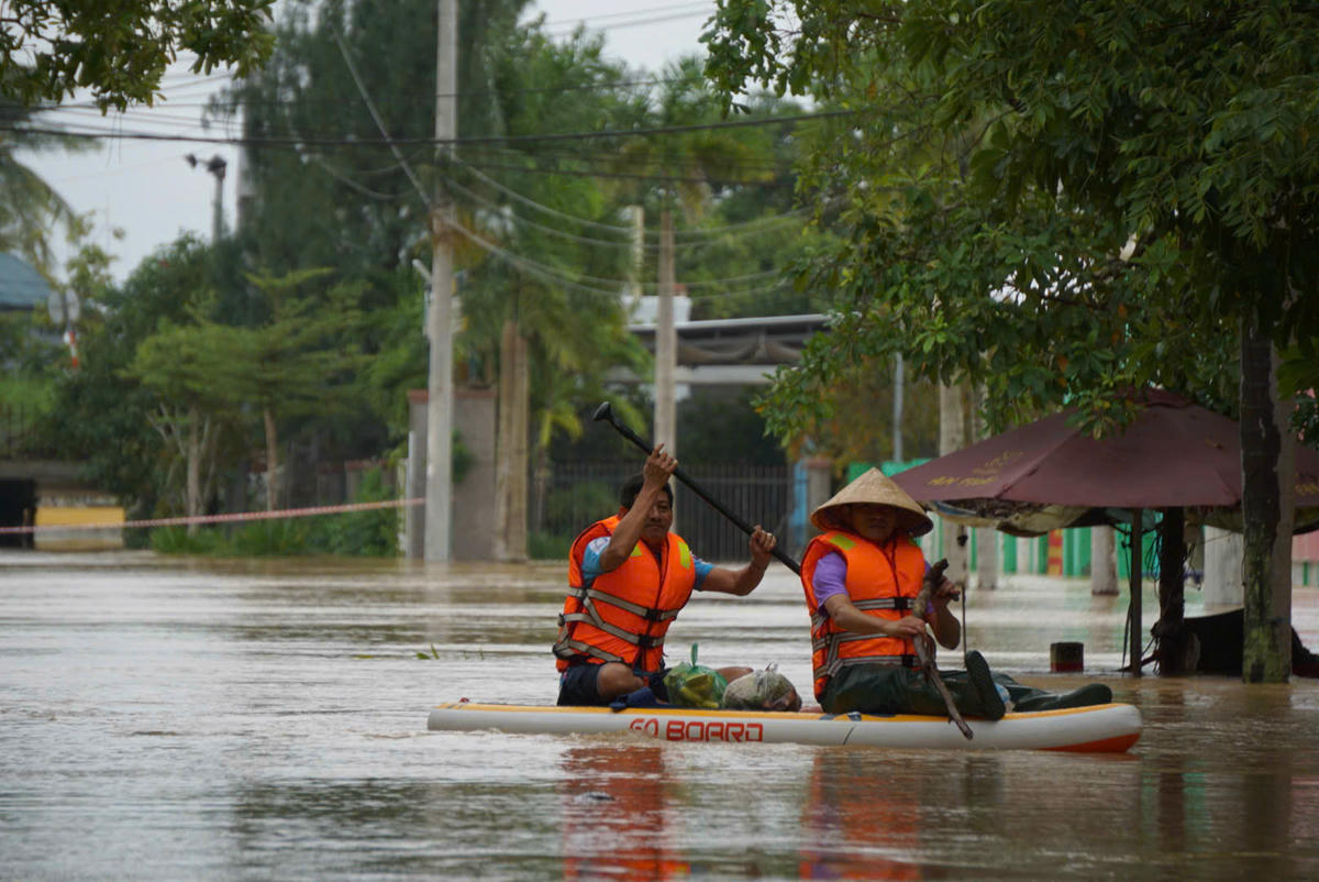 Người dân xã Đại Lộc dùng ghe di chuyển đi mua thực phẩm. Ảnh: T.Thành.