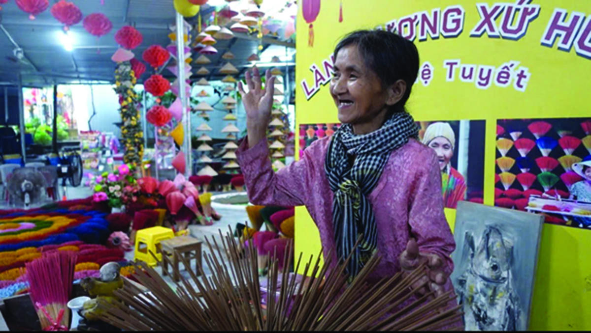 Mệ Tôn Nữ Ánh Tuyết bên quán hương nhỏ giữa làng nghề Thuỷ Xuân.