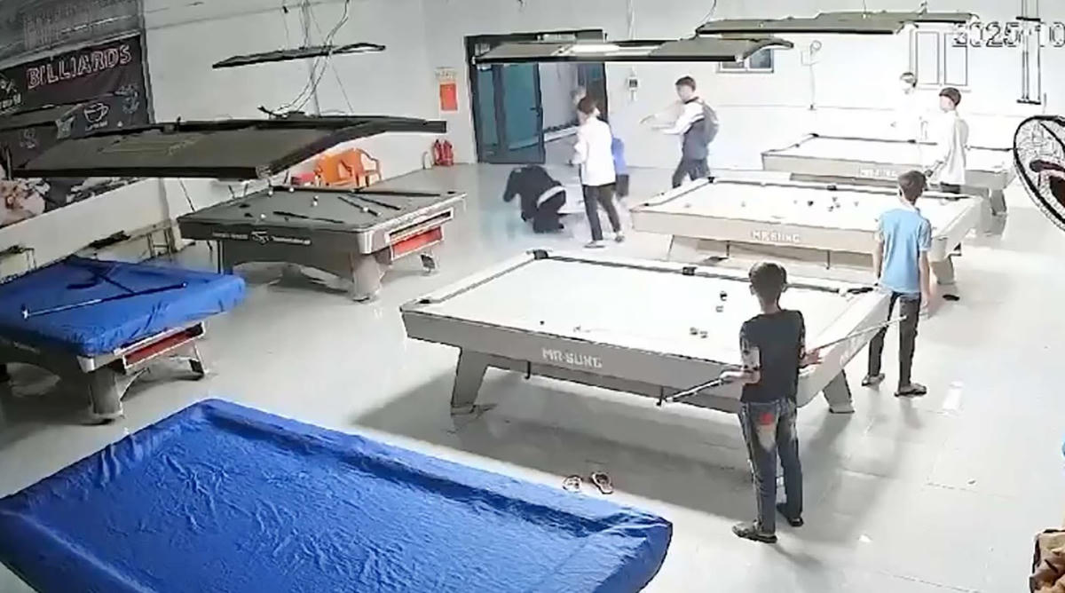 Một học sinh bị đánh hội đồng trong quán bida. Ảnh chụp màn hình
