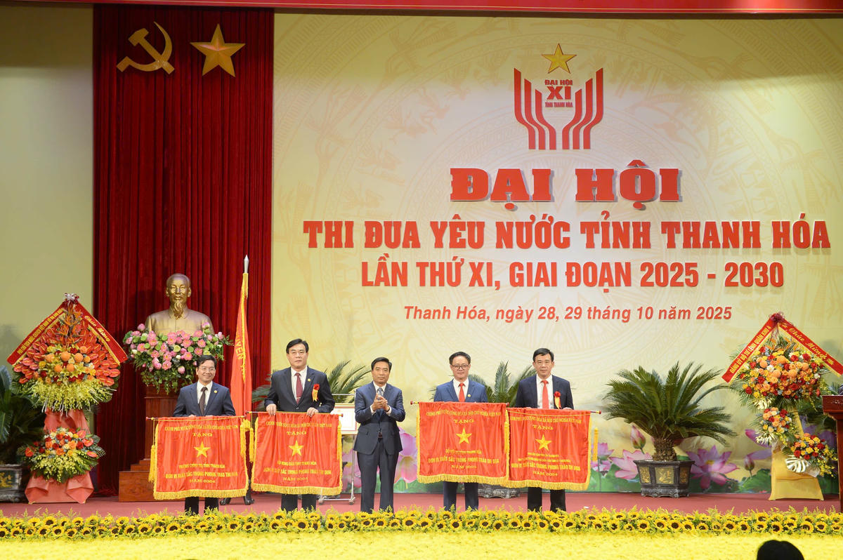 Bí thư Tỉnh ủy Nguyễn Doãn Anh trao cờ thi đua của Chính phủ cho 4 tập thể. Ảnh: Minh Hiếu