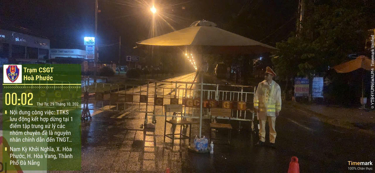 CSGT Đà Nẵng chốt chặn cấm phương tiện lưu thông đoạn đường ngập nước. Ảnh: CSGT Đà Nẵng.