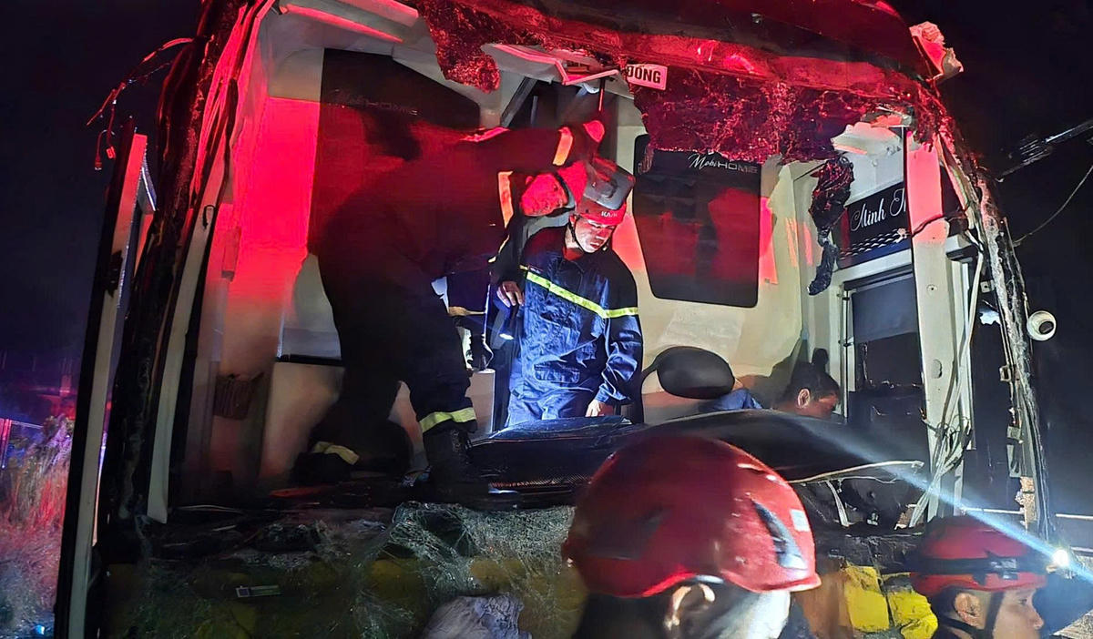 Đầu xe khách biến dạng. Ảnh: Nguyễn Tú.