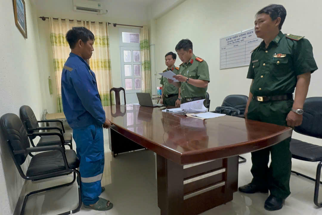 Đối tượng làm việc với cơ quan chức năng. Ảnh: Lương Kiểm.