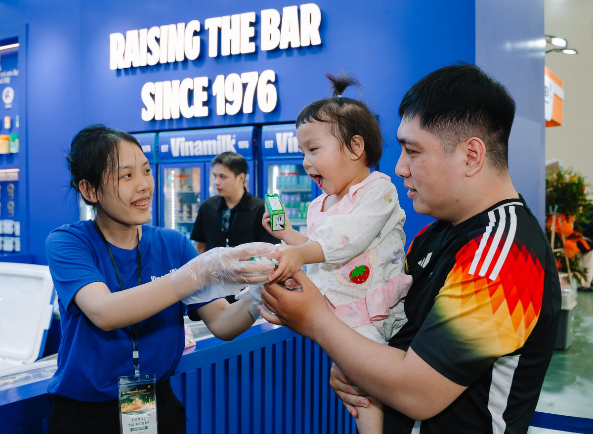 Người tiêu dùng được mời thưởng thức các sản phẩm mới của Vinamilk. Ảnh: Vi Nam