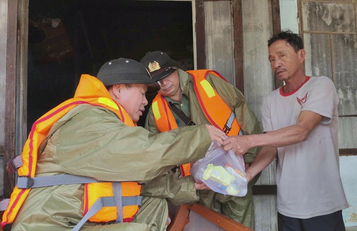 Thiếu tướng Nguyễn Hữu Hợp trao thực phẩm cho người dân xã Duy Xuyên. Ảnh: CV.