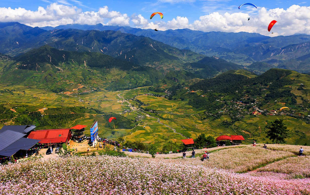 Dù lượn trên đèo Khau Phạ.