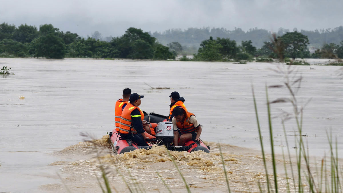 Lực lượng chức năng Quảng Ngãi tiếp ứng cứu ông H. Ảnh: CV.