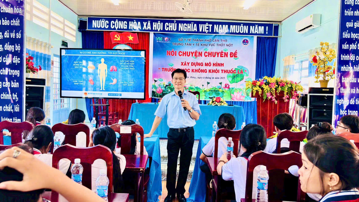 Trung tâm Y tế khu vực Thốt Nốt truyền thông “Trường học không khói thuốc lá” cho học sinh (ảnh: Lê Hảo)