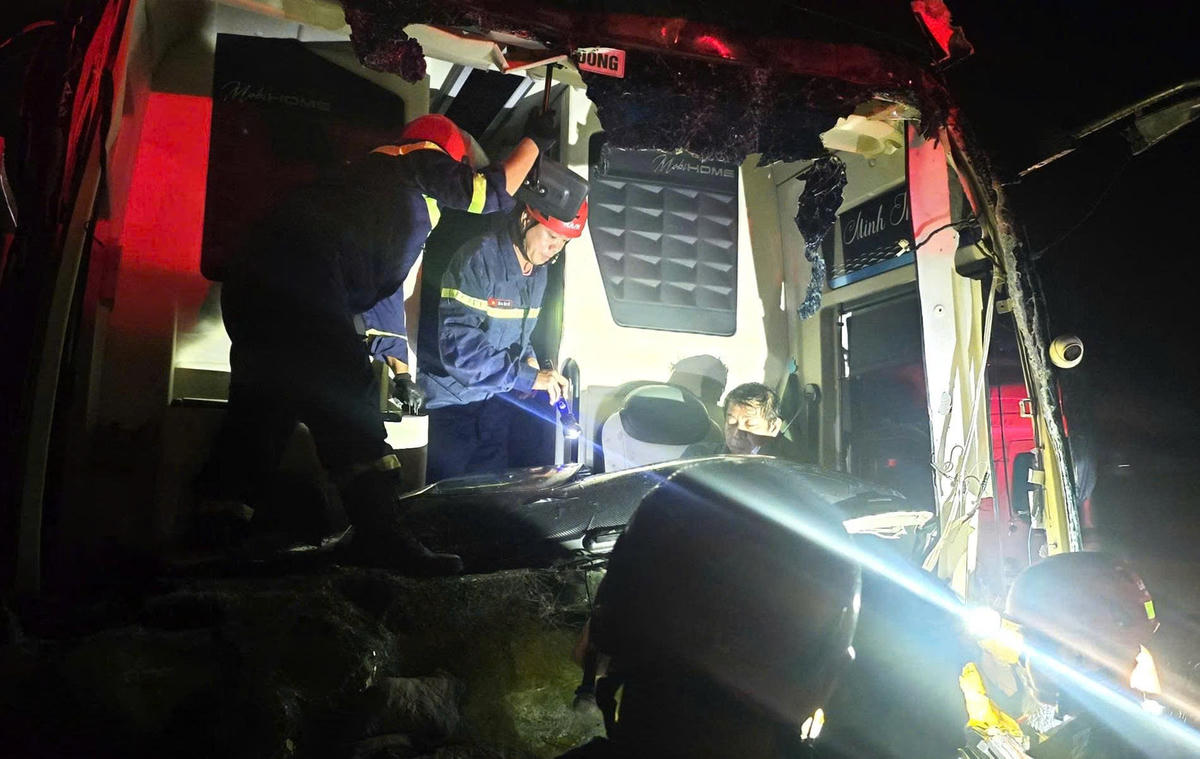 Lực lượng cảnh sát cứu nạn tại hiện trường. Ảnh: Nguyễn Tú.