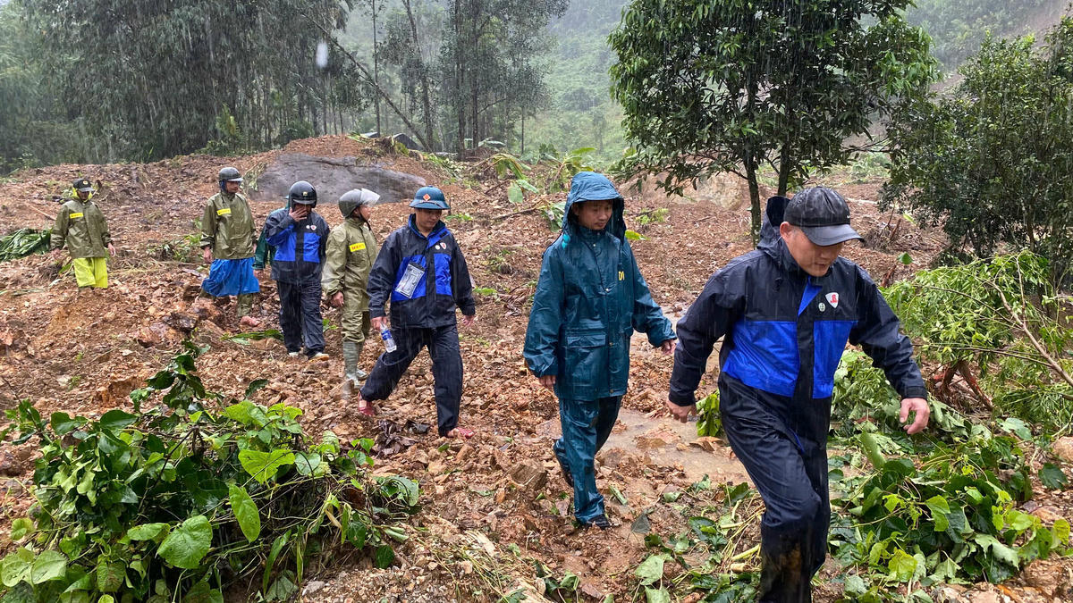Lãnh đạo xã Trà Tân tiếp cận hiện trường vụ sạt lở đất đá vùi lấp 11 ngôi nhà. Ảnh: CV.