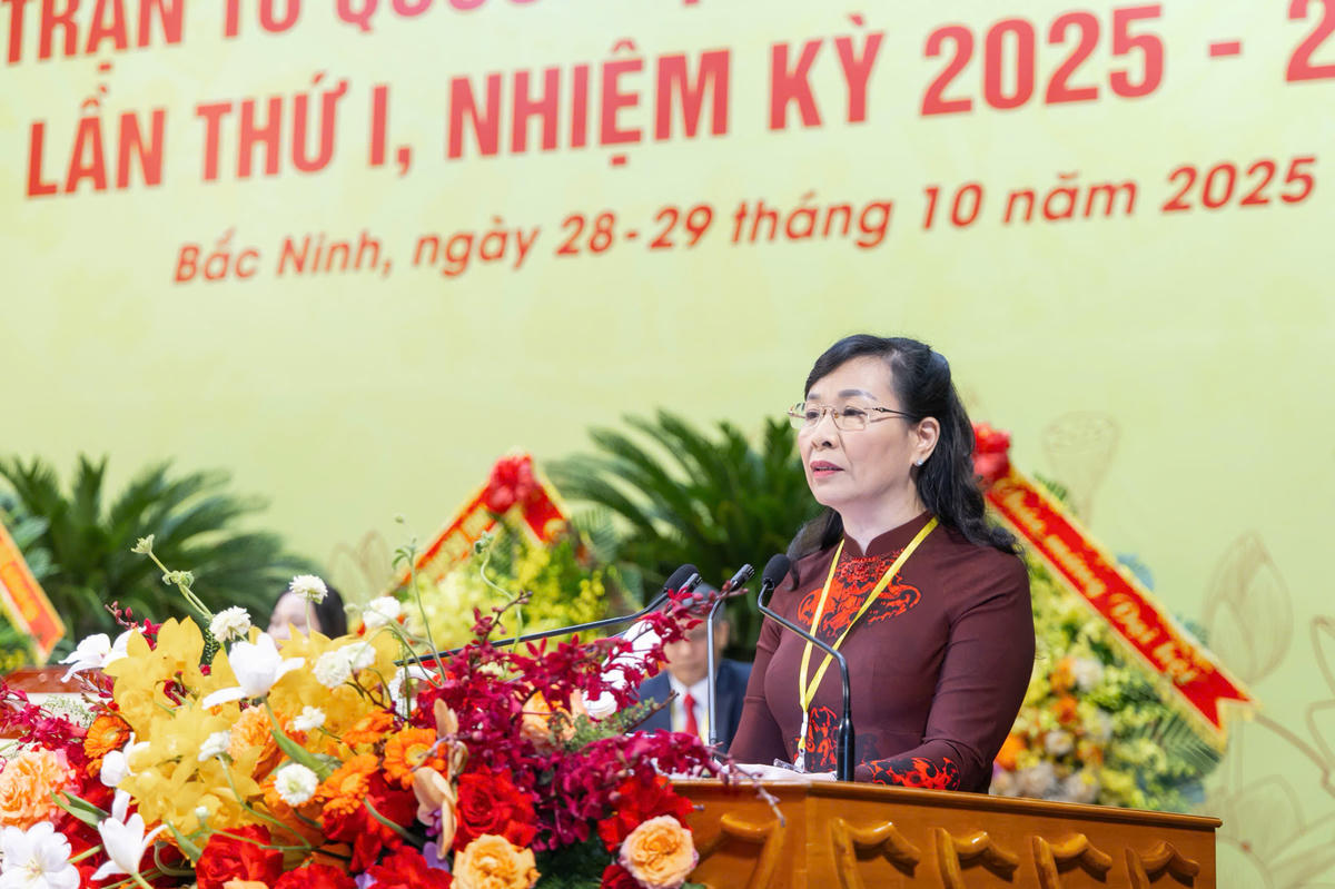 Bà Nguyễn Thị Hà, Ủy viên Ban Thường vụ Tỉnh ủy, Chủ tịch Ủy ban MTTQ Việt Nam tỉnh Bắc Ninh phát biểu tại Đại hội. Ảnh: Quang Vinh.