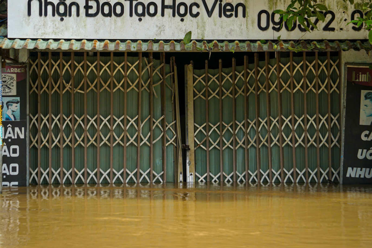 Ngập nước sâu tràn vào nhà dân ở xã Đại Lộc. Ảnh: C.Đại..