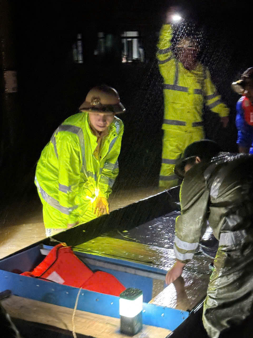 CSGT Đà Nẵng sử dụng ghe di chuyển đoạn đường ngập nước sâu. Ảnh: CV.