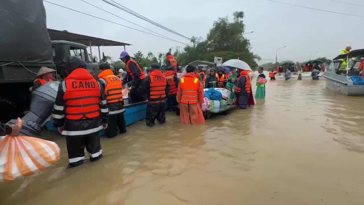 Lực lượng Công an TP Đà Nẵng đang đưa thực phẩm cho bà con vùng ngập lũ ở khu vực Điện Bàn Đông. Ảnh: Tấn Thành.