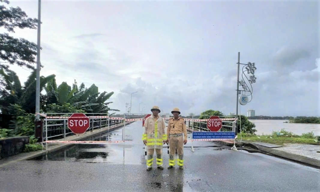 Lực lượng chức năng cấm phương tiện lưu thông qua câu Trà Khúc 1. Ảnh: CV.
