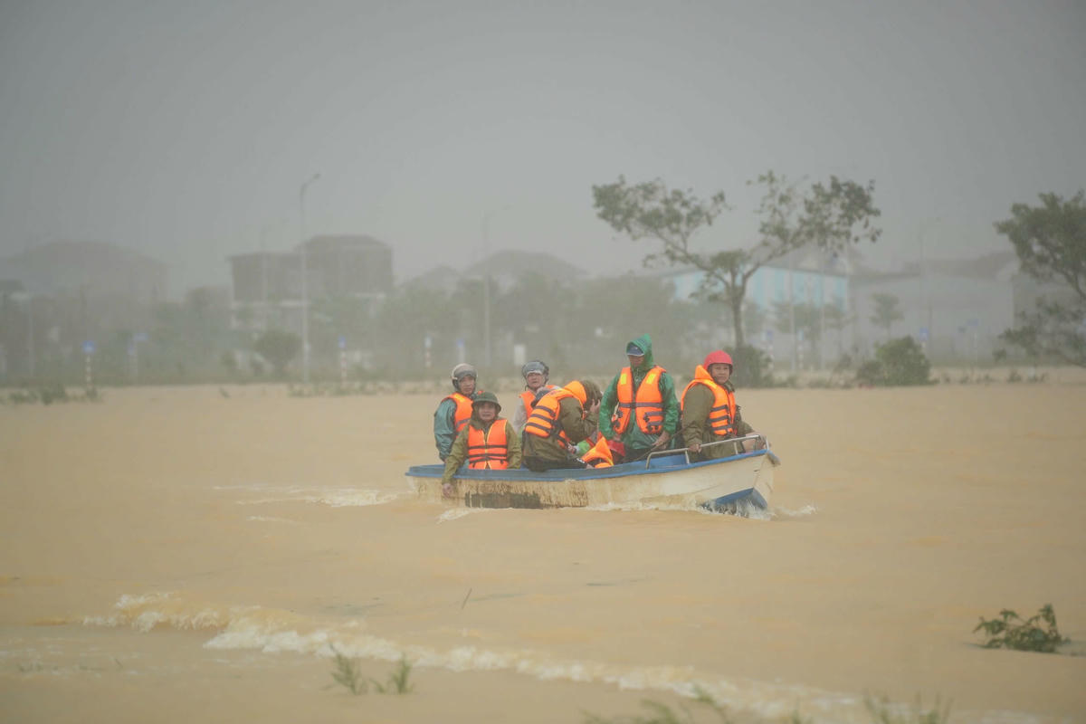 Lực lượng chức năng tìm kiếm người mất tích do mưa lũ. Ảnh: N.M.