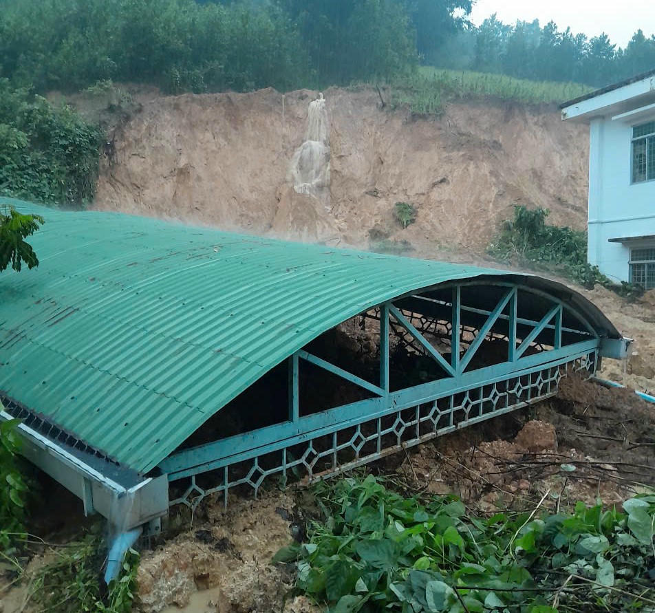 Nhà xe của Trạm y tế xã Trà Xinh bị đất đá vùi lấp. Ảnh: CV.