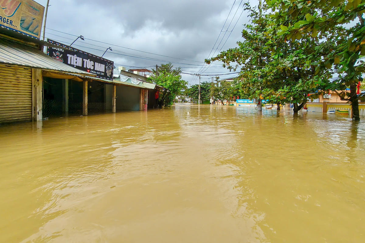 Nhiều tuyến đường trên địa bàn xã Đại Lộc bị ngập nước. Ảnh: N.Tín.
