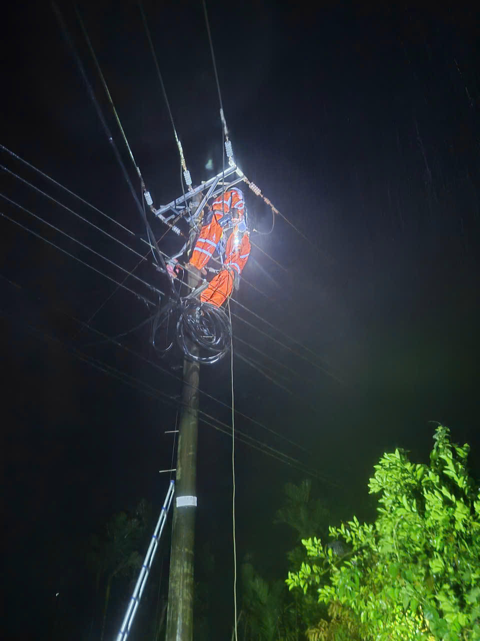 &nbsp;Đội Quản lý điện Tiên Phước khắc phục hệ thống điện trong đêm, tranh thủ lúc trời tạnh ráo. Ảnh: Ngọc Thạch.