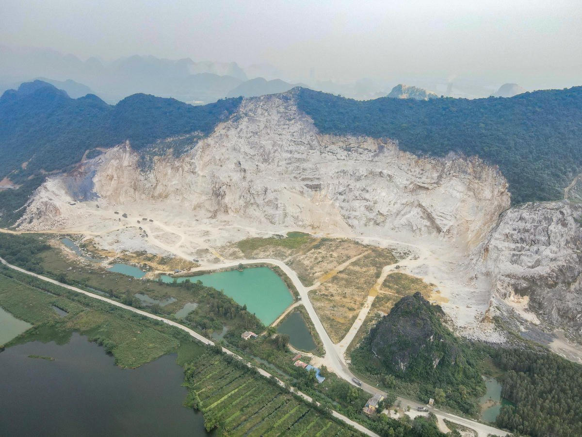 Mỏ đá vôi Gia Hòa của Công ty cổ phần Vissai Ninh Bình ngày 29/10. Ảnh: Đình Minh