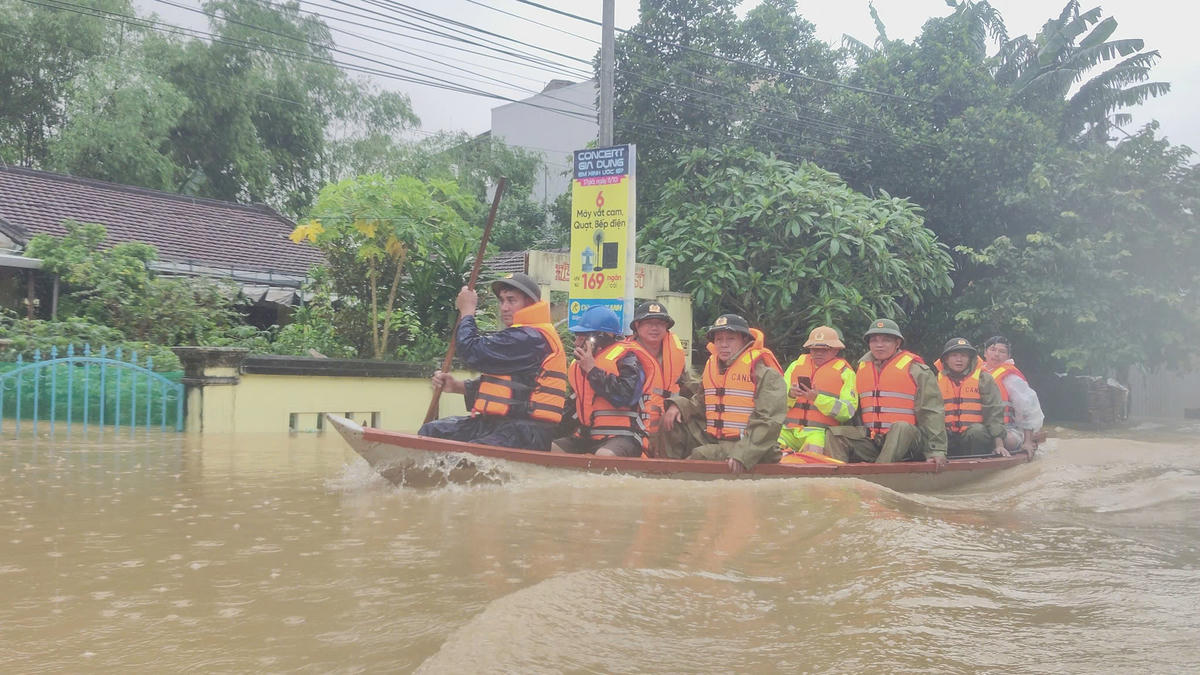Thiếu tướng Nguyễn Hữu Hợp, Giám đốc Công an TP Đà Nẵng cùng đoàn công tác đi thuyền vào thăm hỏi, động viên người dân xã Duy Xuyên. Ảnh: CV.