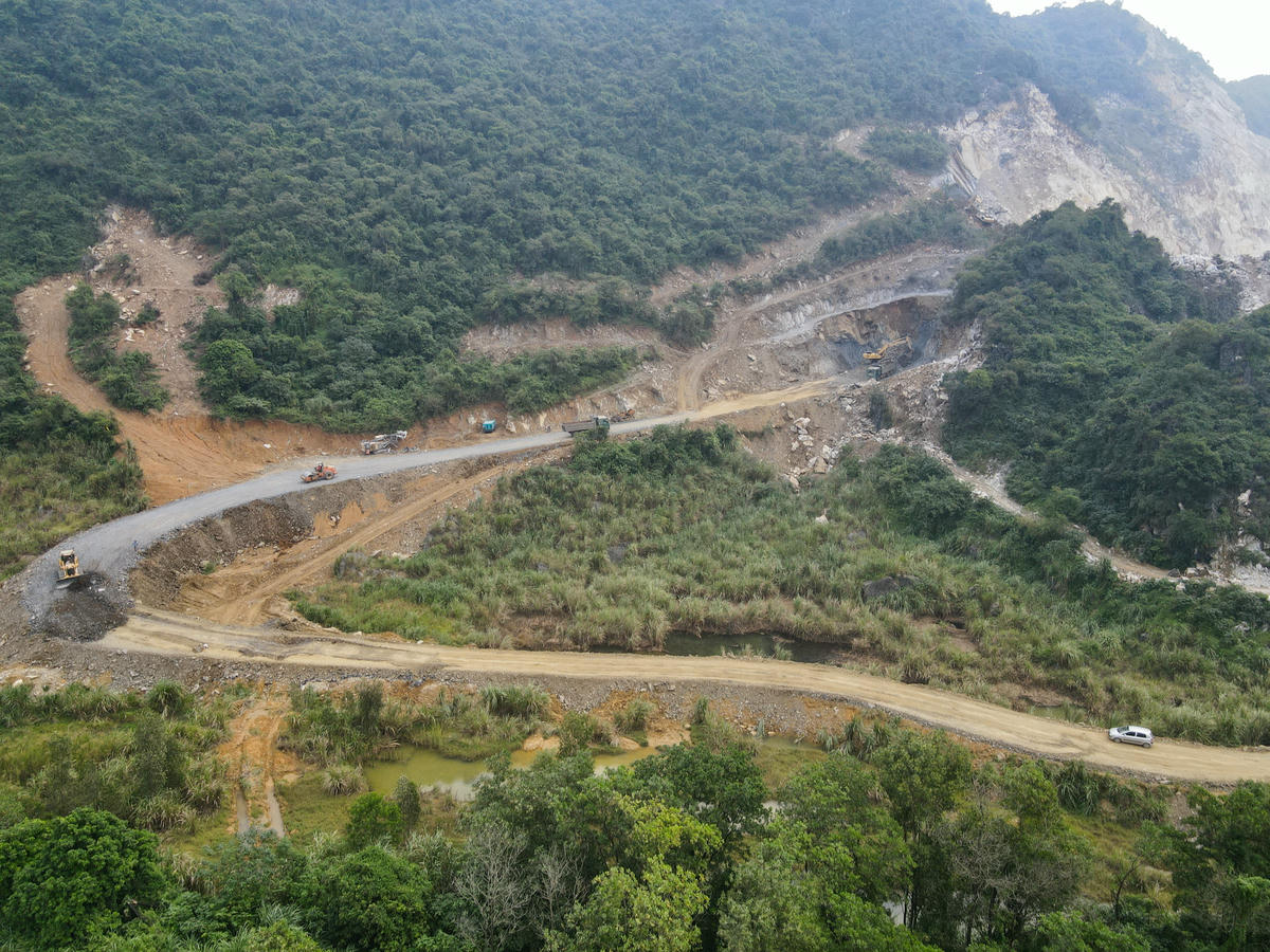 Công ty Vissai Ninh Bình mở đường khai thác đá tại khu vực không có khối tài nguyên 2-333. Ảnh: Đình Minh