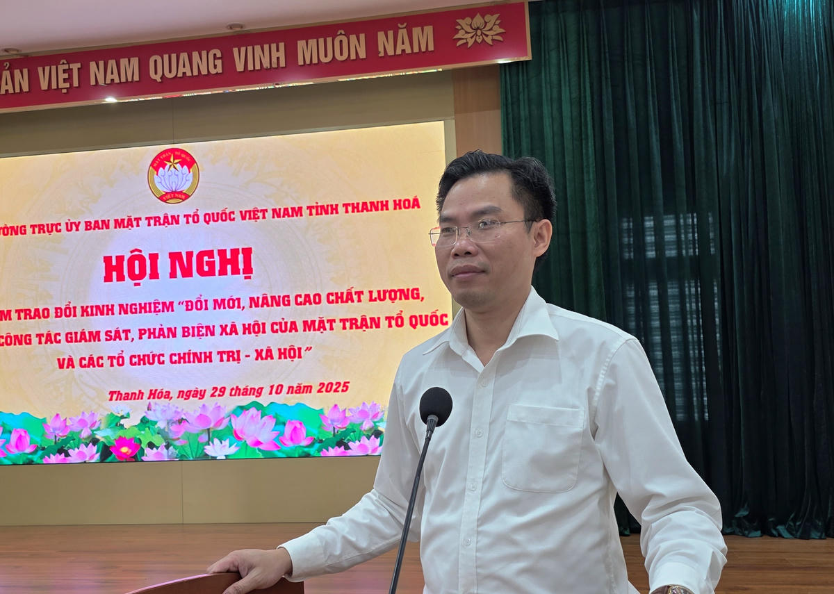 Ông Nguyễn Văn Thuyết, Trưởng ban Dân chủ giám sát và phản biện xã hội, Ủy ban MTTQ tỉnh Thanh Hóa trình bày báo cáo tại hội nghị. Ảnh: Nguyễn Chung.