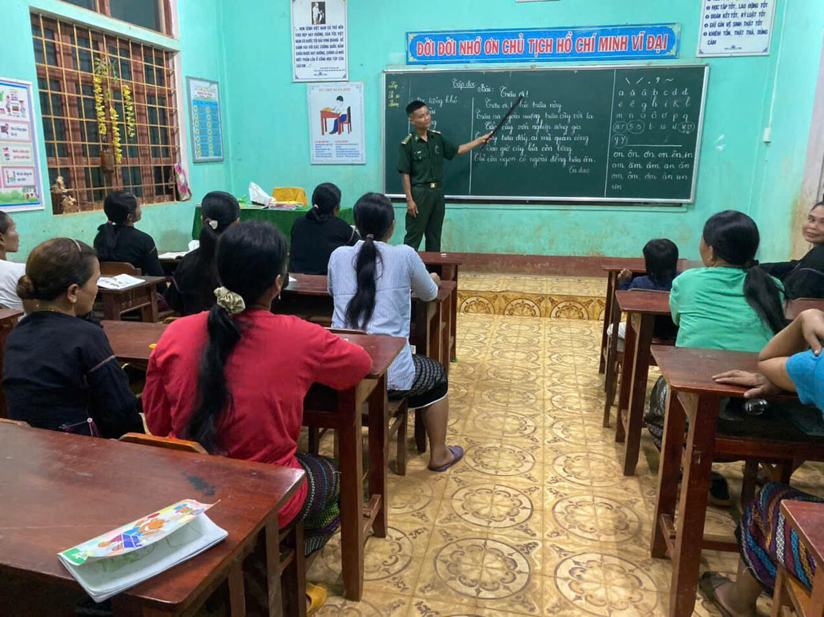 Một tiết học của lớp xoá mù chữ ở xã A Dơi. Ảnh NVCC.