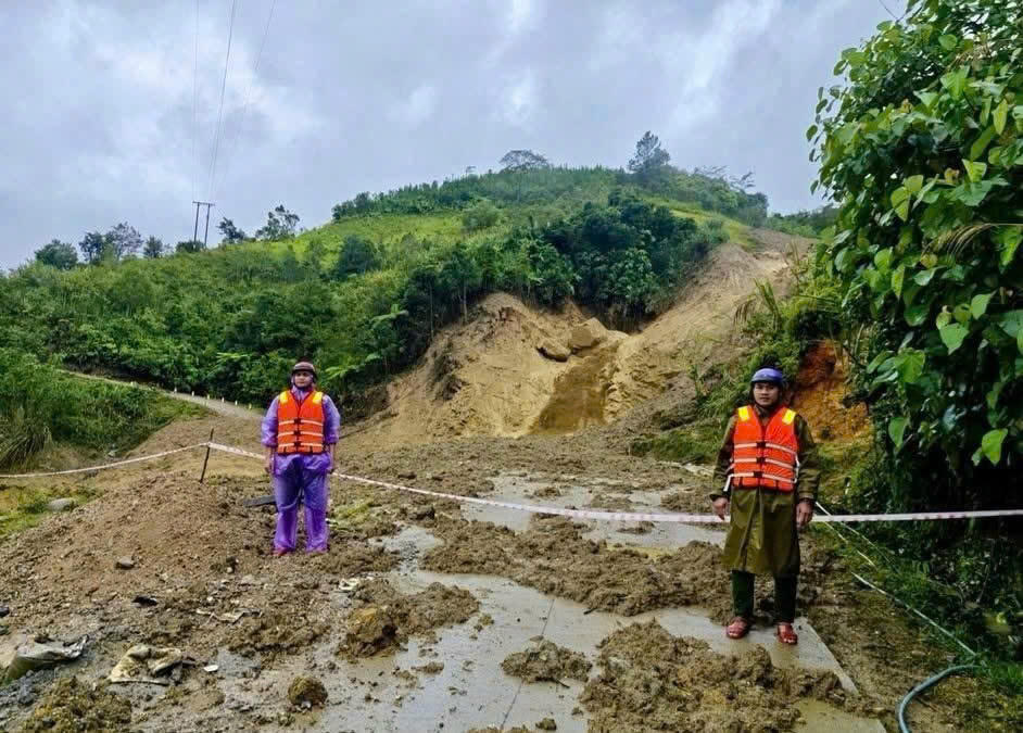 Mưa lớn nhiều tuyến đường miền núi TP Đà Nẵng bị sạt lở nghiêm trọng. Ảnh: CV.