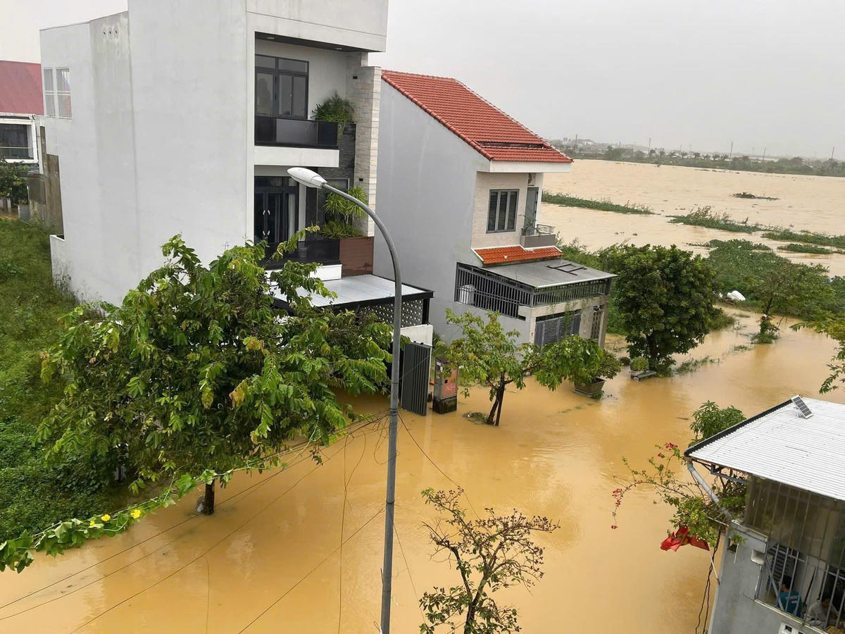 Mưa lũ khiến nhiều ngôi nhà ở thành phố Huế bị ngập sâu trong nước. Ảnh: Quốc Tuấn