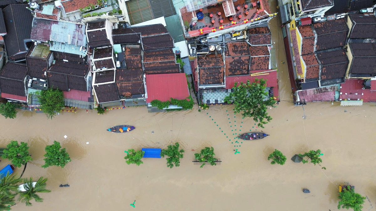 Dọc tuyến đường Bạch Đằng, phường Hội An bị ngập nước sâu. Ảnh: C.Đại.