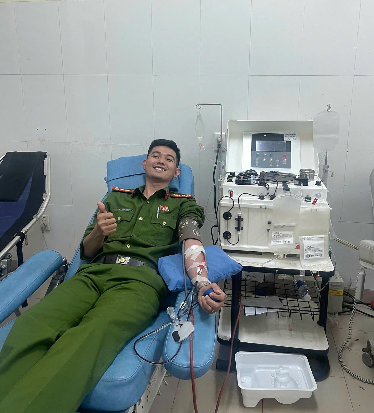 Đà Nẵng: Cán bộ Công an vừa cứu người trong lũ, vừa hiến tiểu cầu cứu bệnh nhi Đà Nẵng: Cán bộ Công an vừa cứu người trong lũ, vừa hiến tiểu cầu cứu bệnh nhi