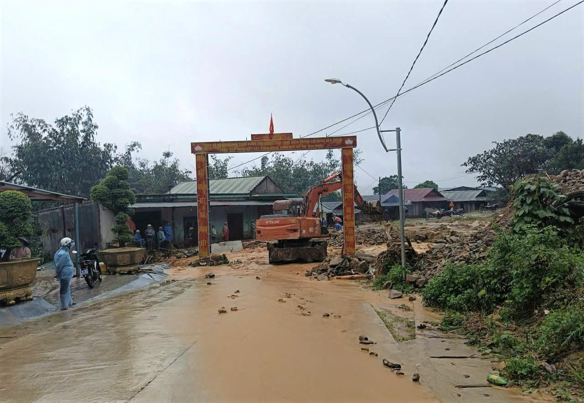 Lực lượng chức năng Quảng Ngãi đưa máy móc khắc phục điểm sạt lở. Ảnh: CV.