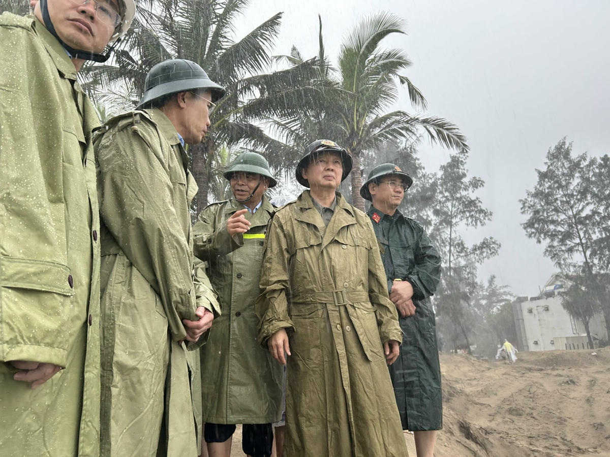 Phó Thủ tướng Trần Hồng Hà kiểm tra sạt lở biển An Bàng. Ảnh: Chí Đại.