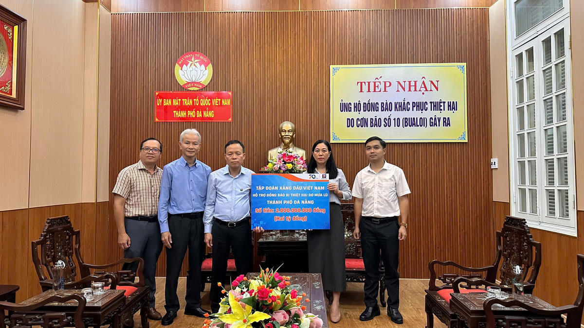 Tập đoàn Xăng dầu Việt Nam trao tiền 2 tỷ đồng hỗ trợ đồng bào bị thiệt hại do mưa, lũ gây ra trên địa bàn TP Đà Nẵng. Ảnh: CV.
