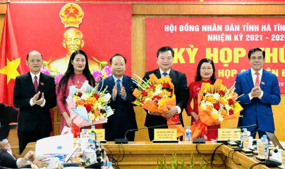 Lãnh đạo Tỉnh ủy Hà Tĩnh tặng hoa chúc mừng tân Phó Chủ tịch HĐND tỉnh Nguyễn Thị Việt Hà và 2 Phó Chủ tịch UBND tỉnh: Hồ Huy Thành, Nguyễn Thị Nguyệt. Ảnh: TU.