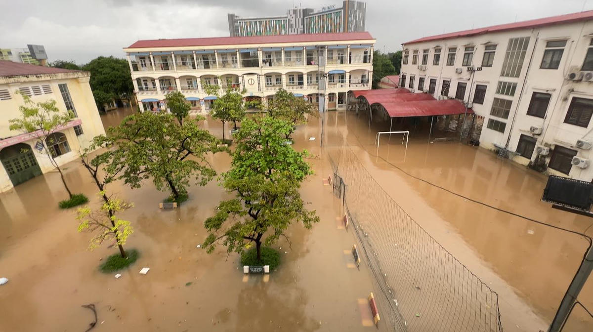 Sân Trường tiểu học Tây Mỗ (Hà Nội) chìm trong nước, học sinh họconline khoảng nửa đầu tháng 10/2025. Ảnh: NTCC.
