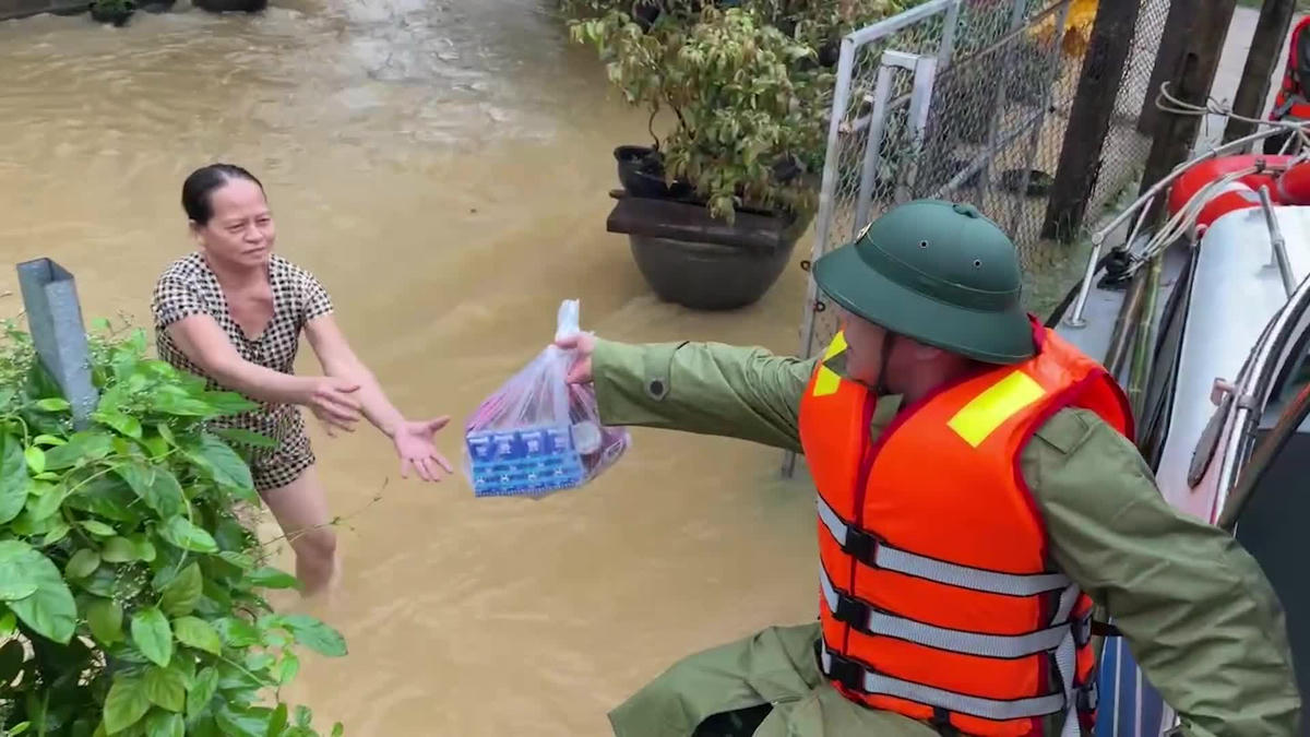 Đại tá Trần Hữu Ích, Chỉ huy trưởng Bộ Chỉ huy Quân sự TP Đà Nẵng tặng quà người dân xã Duy Nghĩa bị ngập lụt. Ảnh: CV.