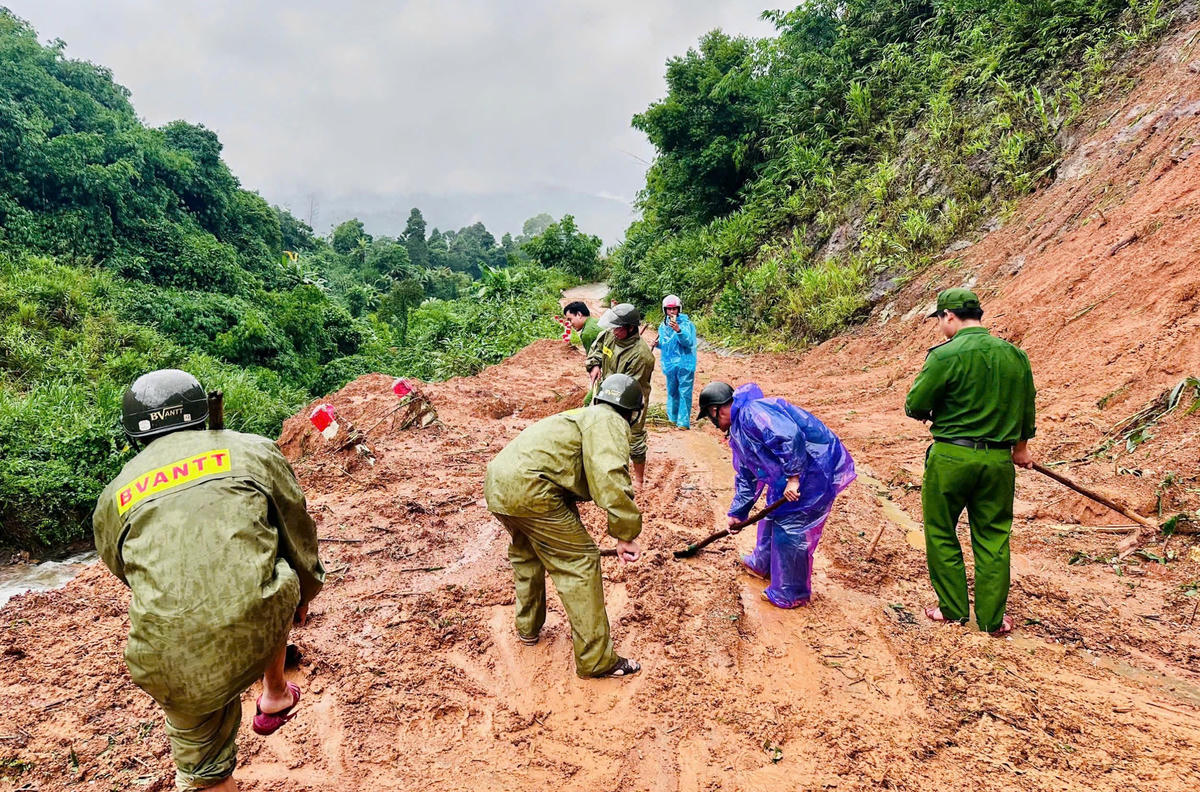 Lực lượng Công an đang khắc phục điểm sạt lở. Ảnh: CV.
