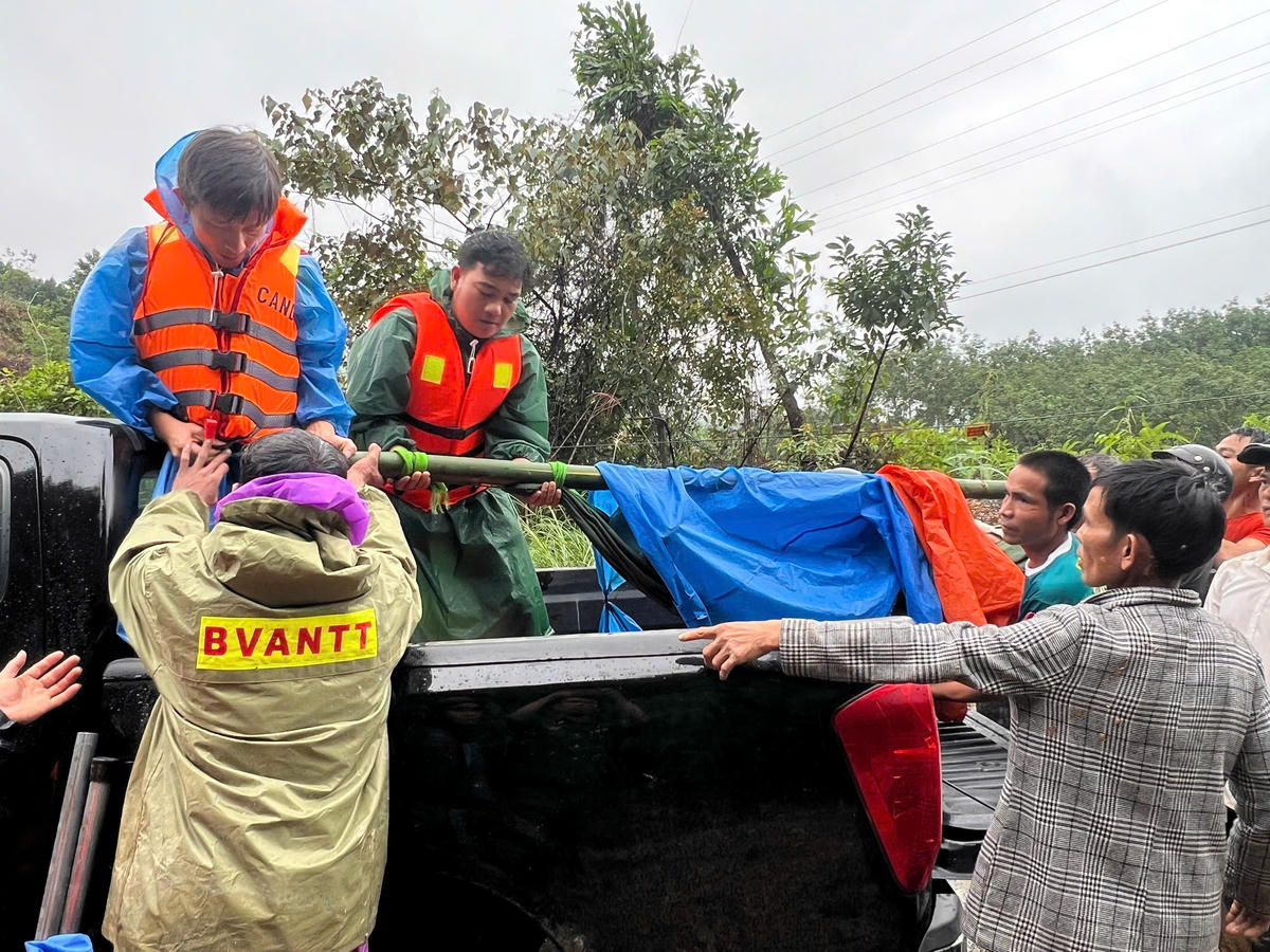 Lực lượng chức năng xã Trà Giáp đưa người bị thương đi cấp cứu. Ảnh: CV.