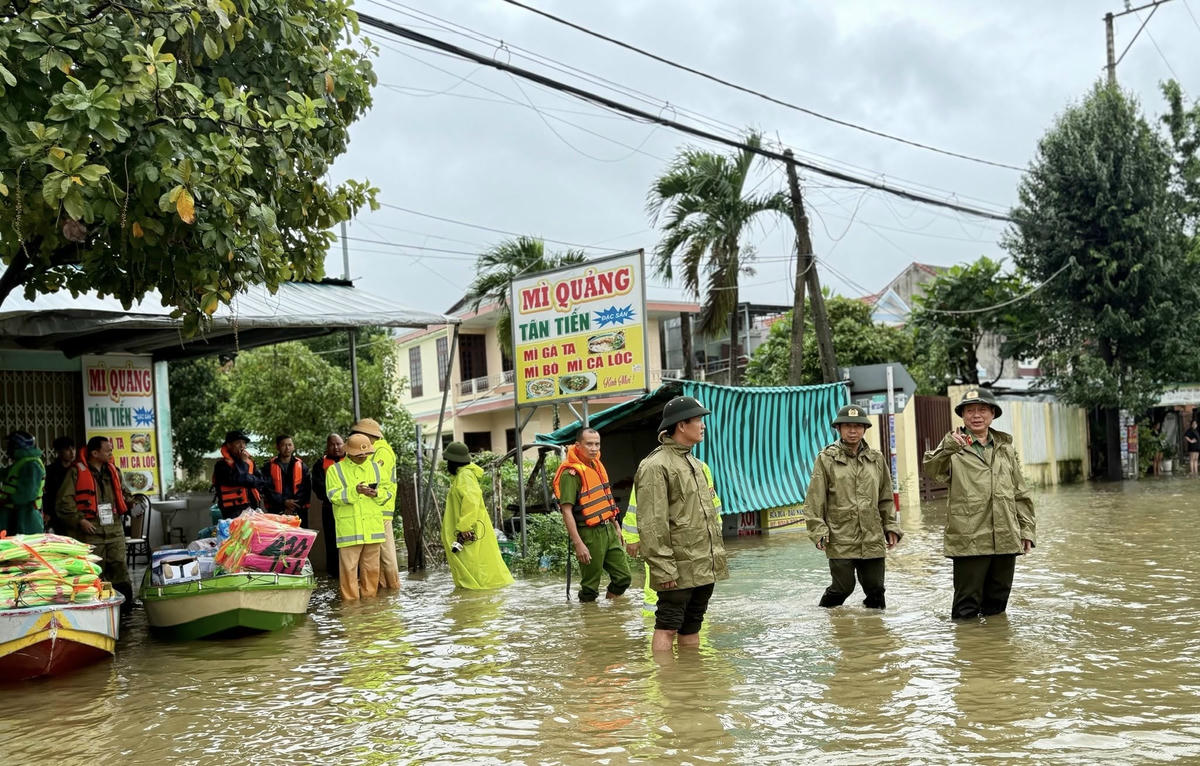 Thiếu tướng Nguyễn Hữu Hợp, Giám đốc Công an TP Đà Nẵng trực kiểm tra khu vực ngập lụt. Ảnh: CV.