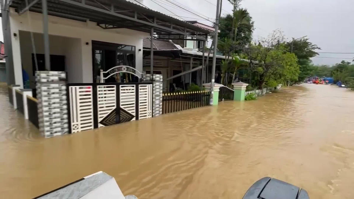Nhiều ngôi nhà của người dân xã Duy Nghĩa ngập sâu. Ảnh: T.Thành.