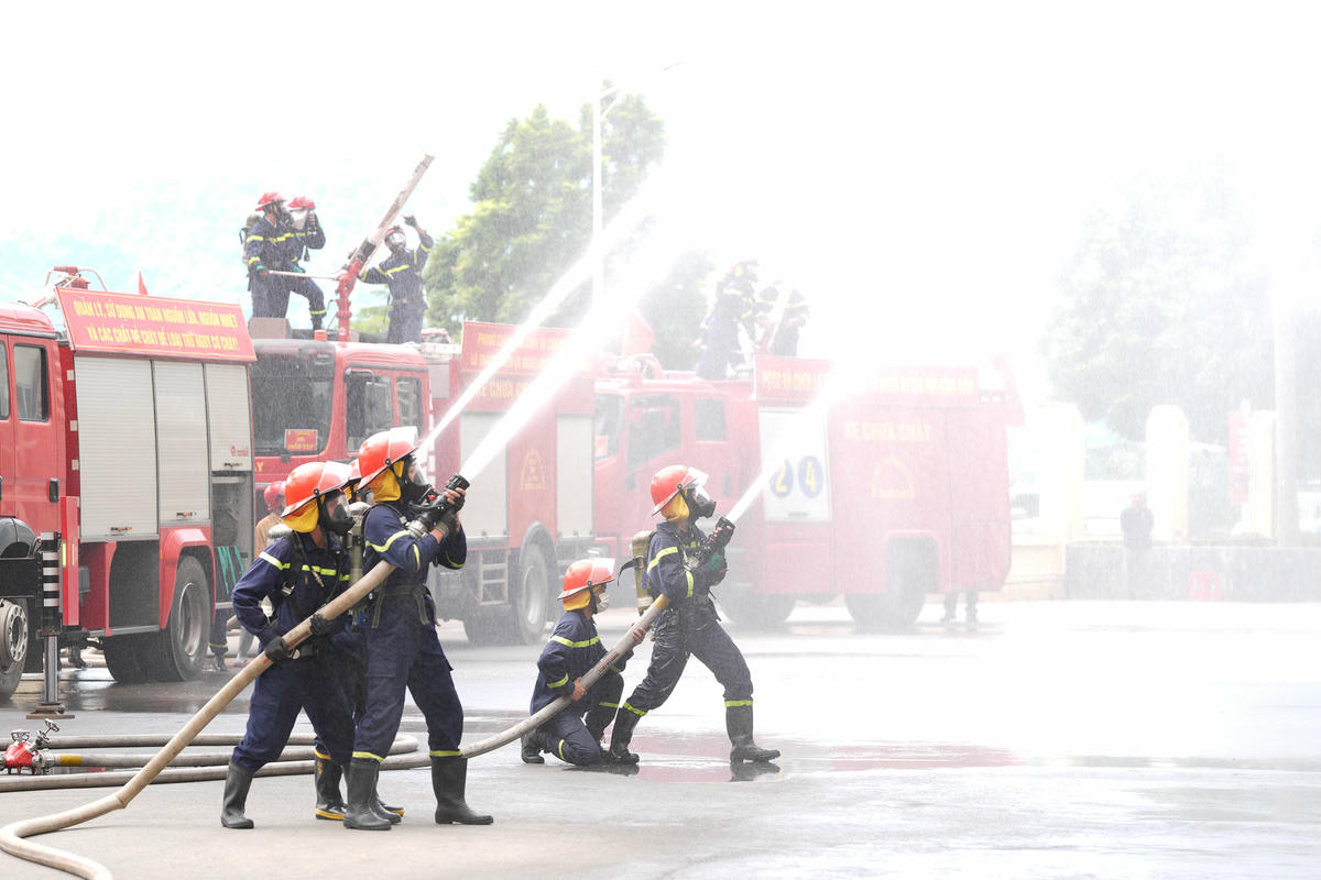 Các lực lượng chức năng nỗ lực dập tắt đám cháy. Ảnh: C.T.