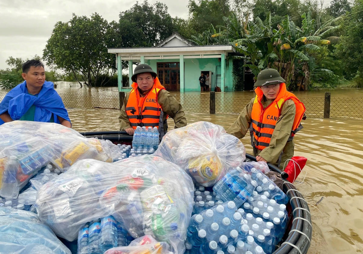 Nhu yếu phẩm sẵn sàng tiếp tế cho bà con vùng ngập lụt. Ảnh: Nguyễn Tín.